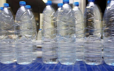 L’eau en bouteille contient des centaines de milliers de par ... Image 1