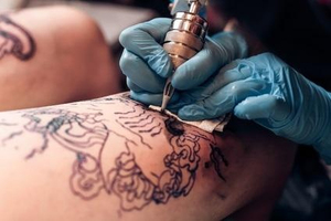 TATOUAGE : Associé au risque de lymphome. Image 1